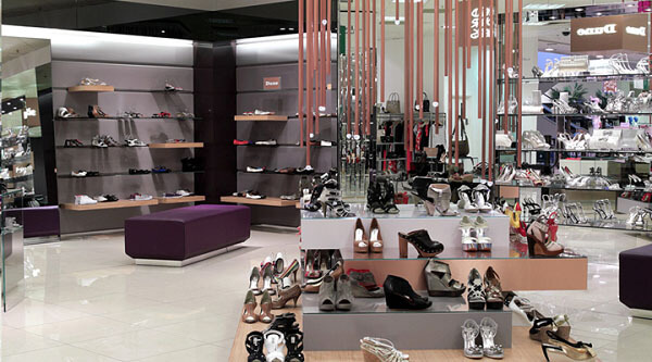 Cách trang trí shop giày dép quan trọng đến mức nào để tạo nên một không gian mua sắm lý tưởng, đầy chất lượng và hiện đại? Đó là câu hỏi được các nhà thiết kế quan tâm nhất trong năm