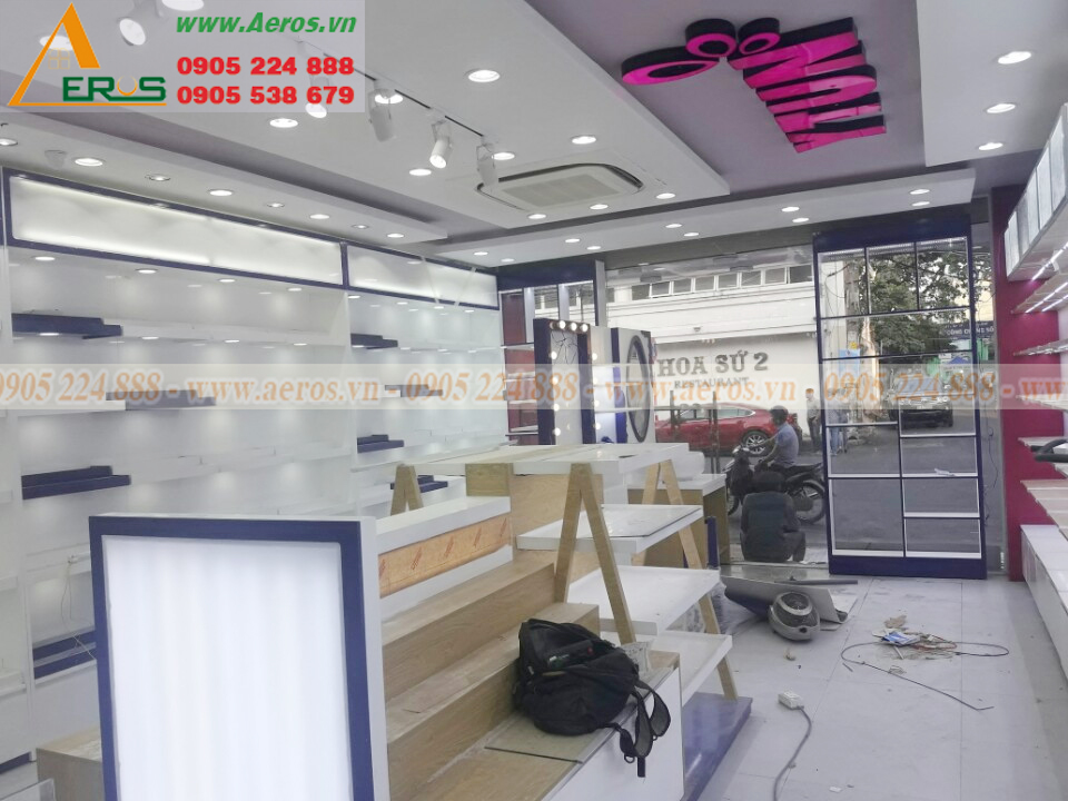 Hình ảnh thợ Aeros đang thi công shop mỹ phẩm NUTY