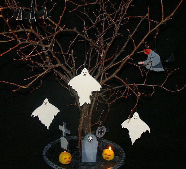 trang trí halloween tại nhà với cành cây khô