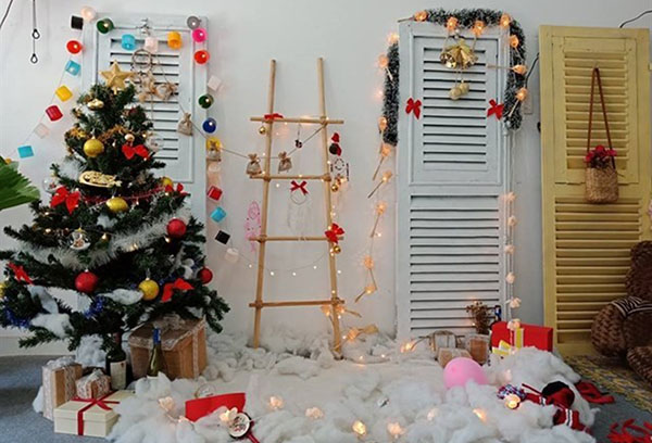 Đã đến lúc thay đổi không khí nhà cửa của bạn với không gian trang trí Noel đầy đủ sắc màu chưa? Hãy thử những ý tưởng trang trí Noel độc đáo, những đèn lấp lánh, cây thông lớn hay tư vấn từ các chuyên gia trang trí để biến ngôi nhà của bạn trở nên rực rỡ và vô cùng ấn tượng. Hãy cùng trang trí Noel tại nhà và chế tạo một không gian đón Giáng Sinh tuyệt vời nhất nhé!