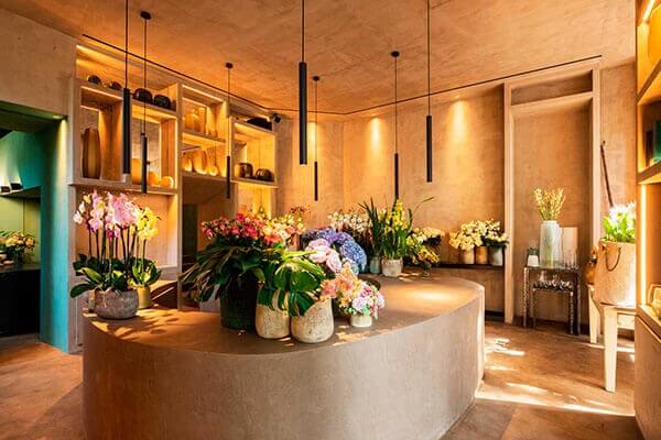 Thiết kế nội thất shop hoa tươi: Bạn muốn tạo ra một không gian cửa hàng hoa tươi đẹp và ấn tượng? Thiết kế nội thất shop hoa tươi sẽ giúp bạn làm được điều đó. Với sự kết hợp hoàn hảo giữa kiến trúc và hóa học màu sắc của hoa tươi, chắc chắn cửa hàng của bạn sẽ trở nên cuốn hút và sang trọng hơn bao giờ hết.